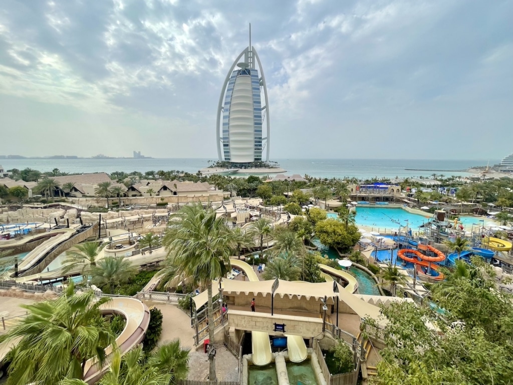 La vue sur le Burj Al Arab depuis le plus haut toboggan du parc aquatique Wild Wadi à Dubai