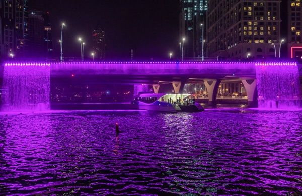 Dubaï bridge waterfall