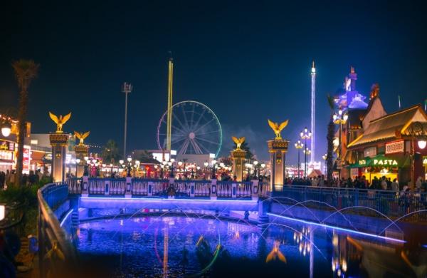 Vue de nuit du parc d'attraction Global Village à Dubai