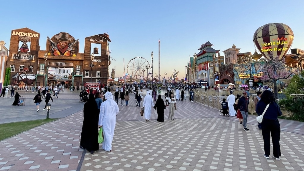 Vue sur la grande roue de la fête foraine et le Ripley's Believe it or Not au Global Village de Dubai