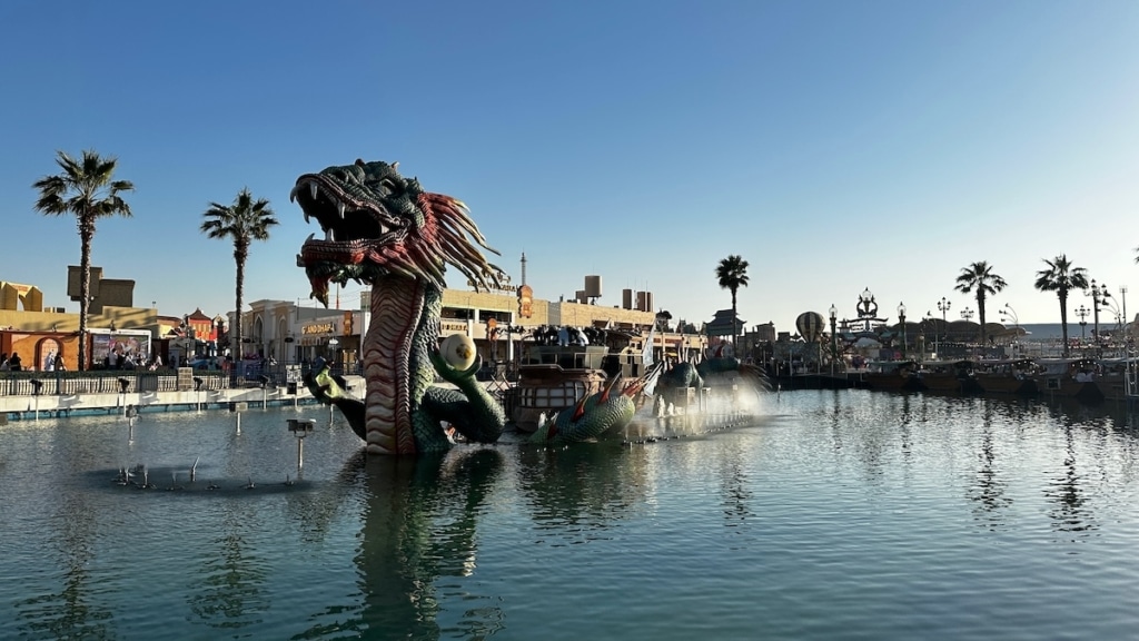 Spectacle d'un dragon près du marché flottant au Global Village de Dubai