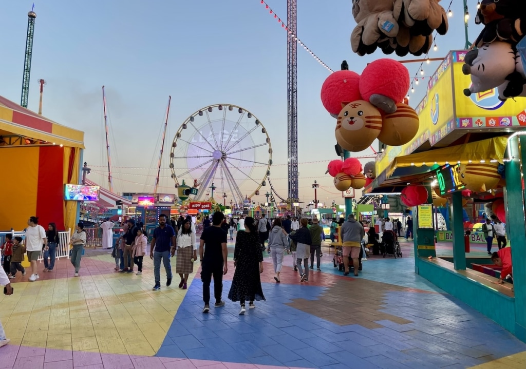 La grande rue de la fête foraine au Global Village de Dubai