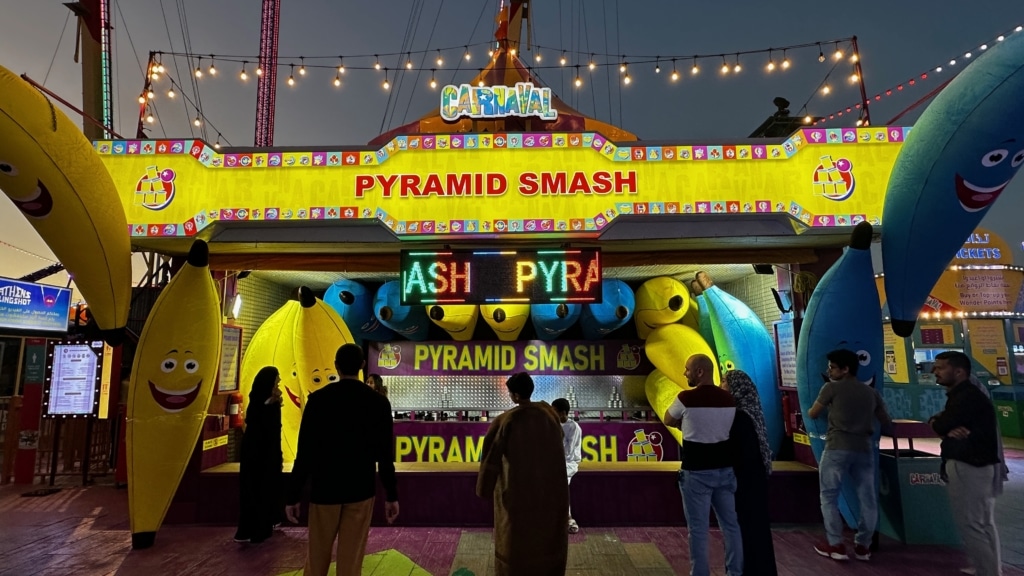 Les peluches immenses a gagné à la fête foraine du Global Village de Dubai