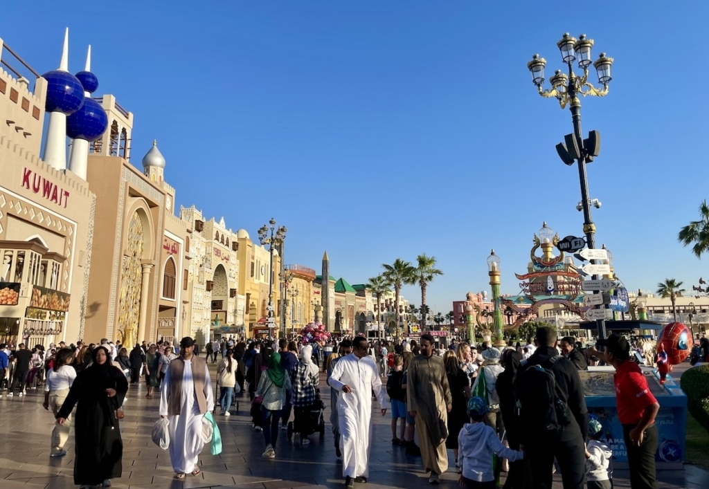 Vue de l'intérieur de Global Village à Dubaï avec la foule et quelques pavillons du Moyen Orient