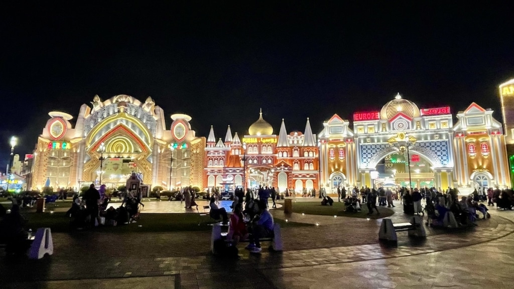 Pavillons du Global Village à Dubaï illuminés