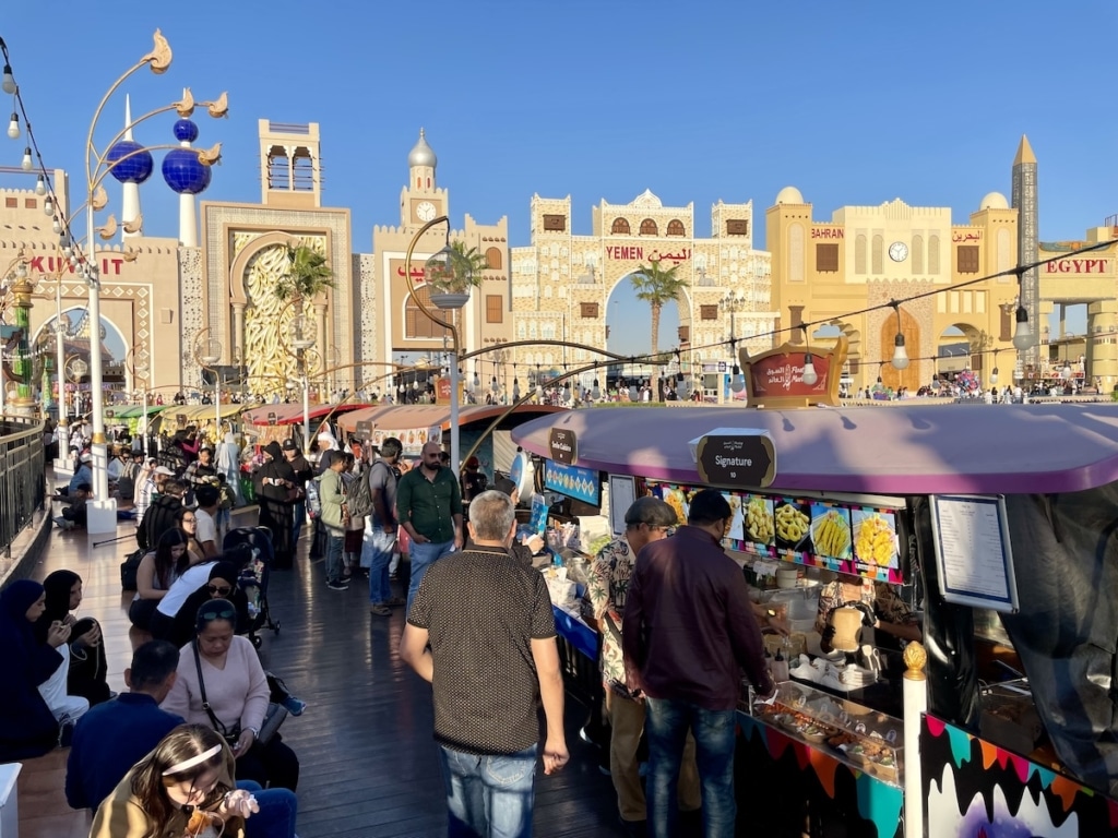 Marché flottant représentant la Thaïlande au Global Village à Dubaï