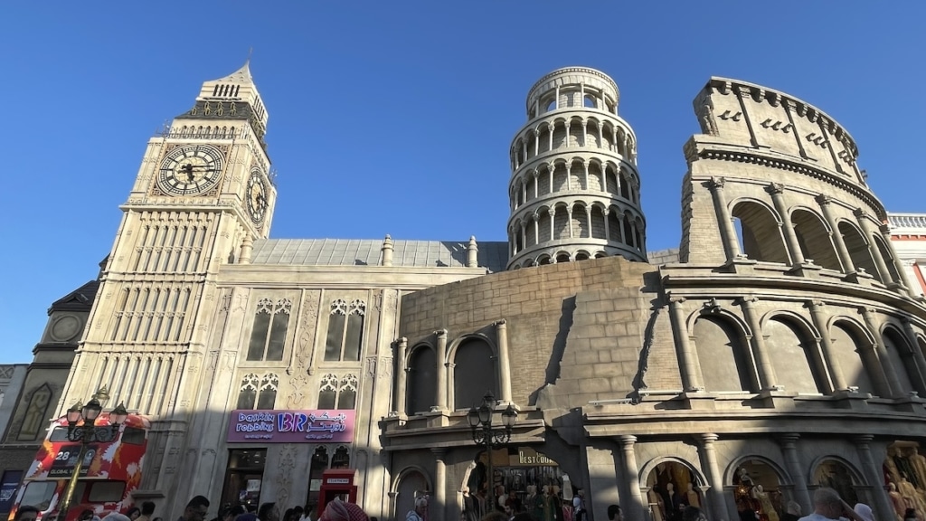 Pavillon Europe avec la représentation de Big Ben, la Tour de Pise et le Colisée au Global Village de Dubaï