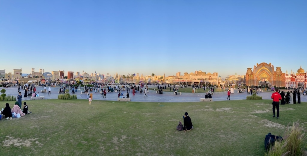 Grande étendue de pelouse au milieu du parc d'attraction Global Village à Dubaï