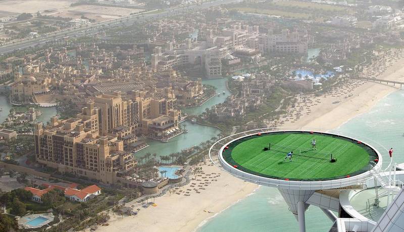 Terrain de tennis situé sur le toit du Burj Al Arab