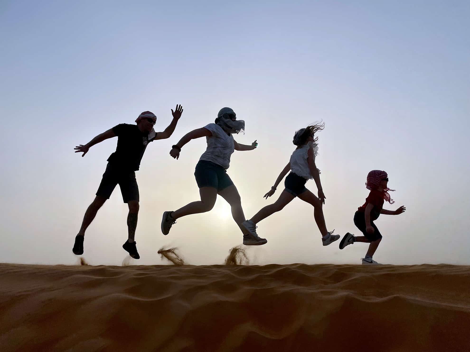 Photo de famille dans les dunes du désert du Dubaï