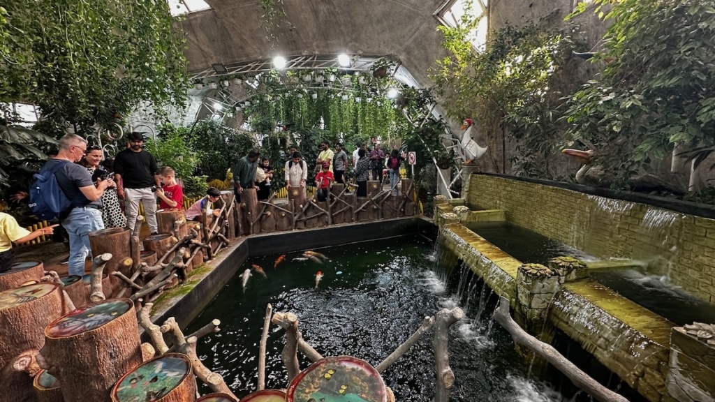 Salle d'exposition avec un étang au Dubai Butterfly Garden