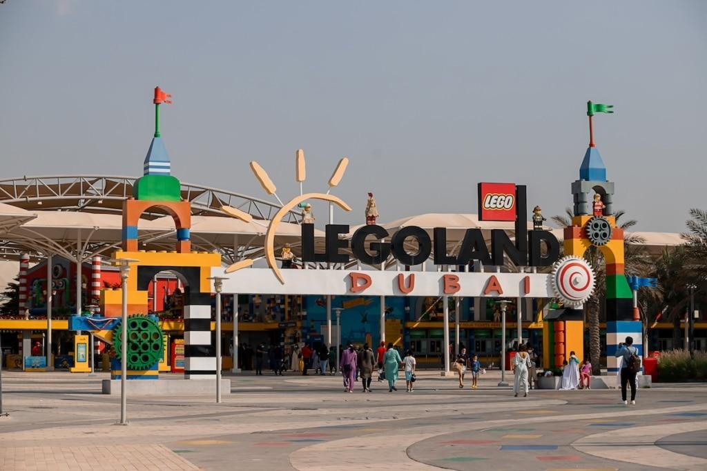 Entrée du parc d'attraction Legoland au Dubai Parks and Resorts