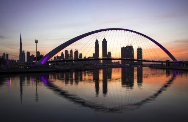 Vue sur le Tolerance Bridge et la skyline de Dubai depuis le Dubai Canal Walk