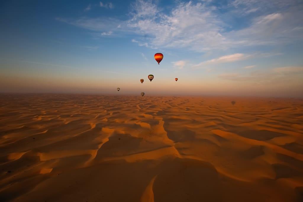 Des montgolfières au-dessus du désert à Dubai