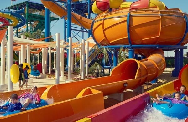 Des zones sont dédiées aux toboggans à sensations au parc aquatique Legoland Waterpark de Dubai