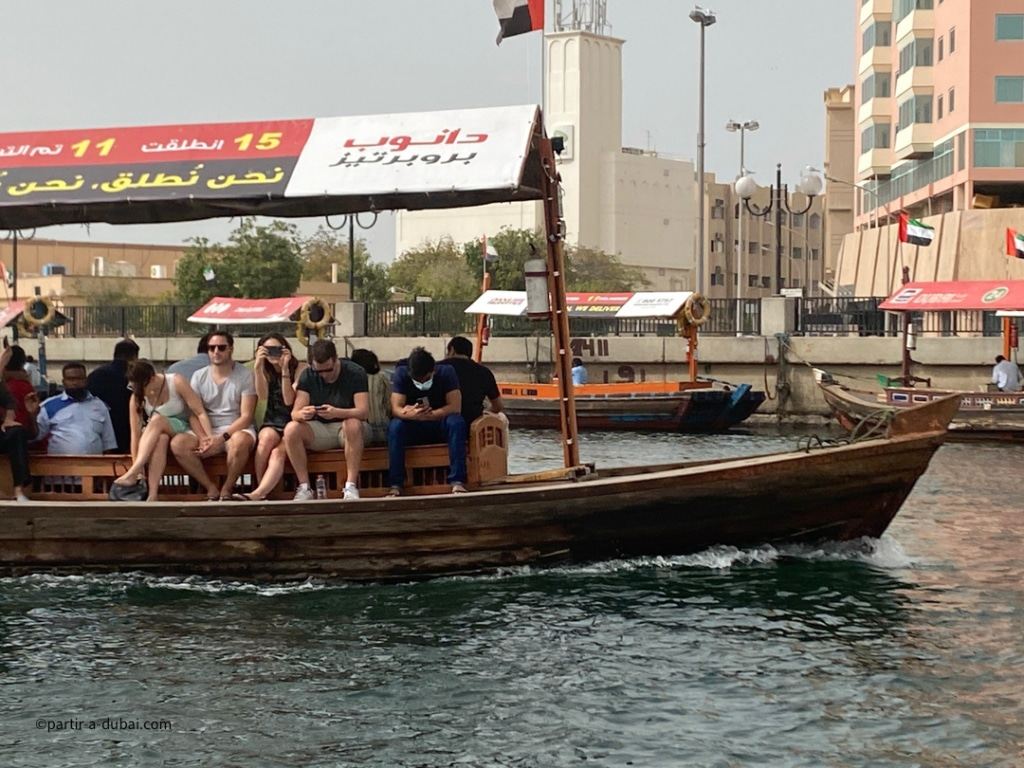 Traverser Dubai Creek en abra, un incontournable de Dubai