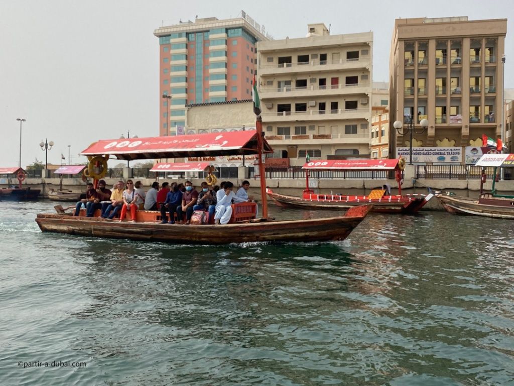 Un abra, un bateau traditionnel de Dubai permettant de traverser Dubai Creek, bras de mer naturel