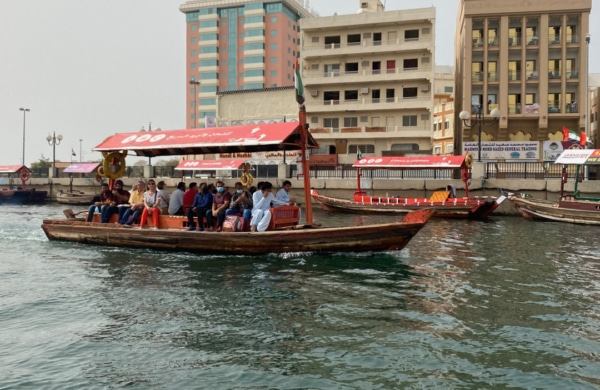 Un abra, un bateau traditionnel de Dubai permettant de traverser Dubai Creek, bras de mer naturel