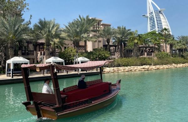 Abra ou watertaxi devant le Burj Al Arab à Jumeirah Medinat