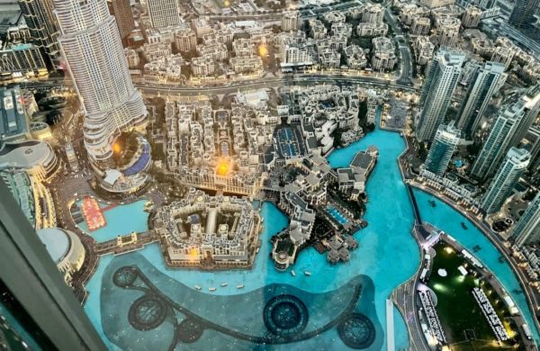 Vue sur les fontaines de Dubai depuis le 124ème étage de la Burj Khalifa