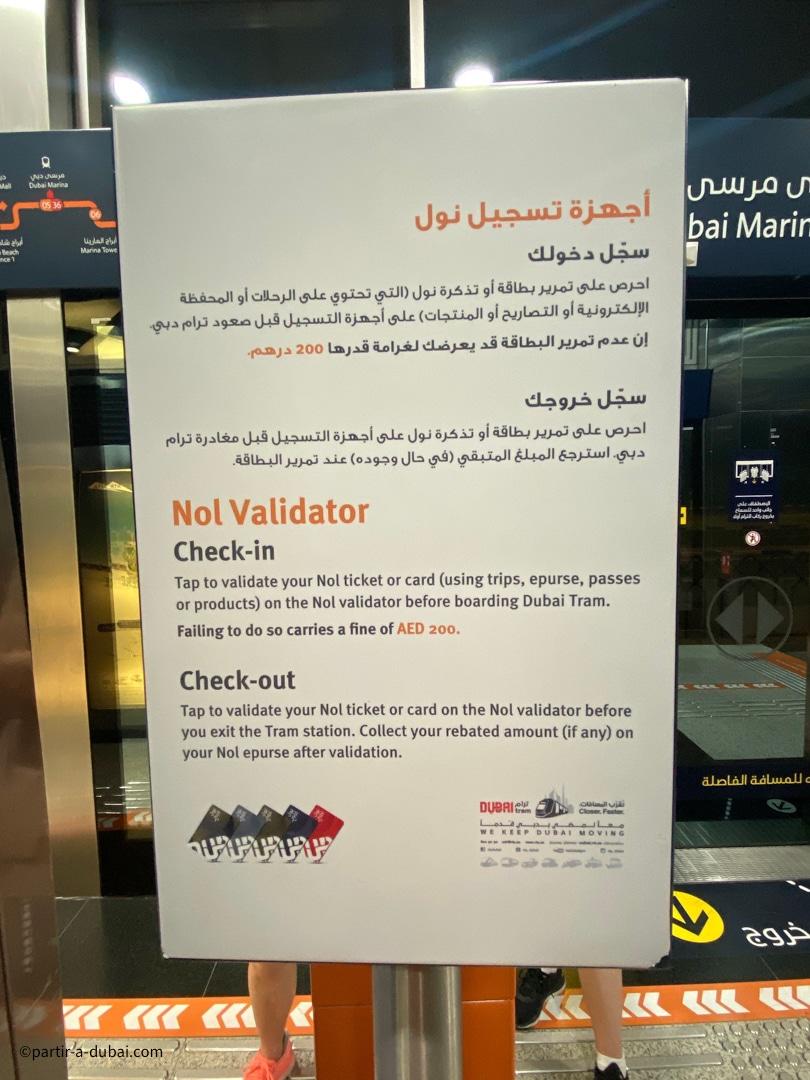 panneau expliquant comment fonctionne les bornes de validation de la carte de transport dans le tramway à Dubai