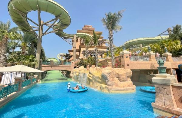 Parc aquatique avec toboggans et piscines à Dubai