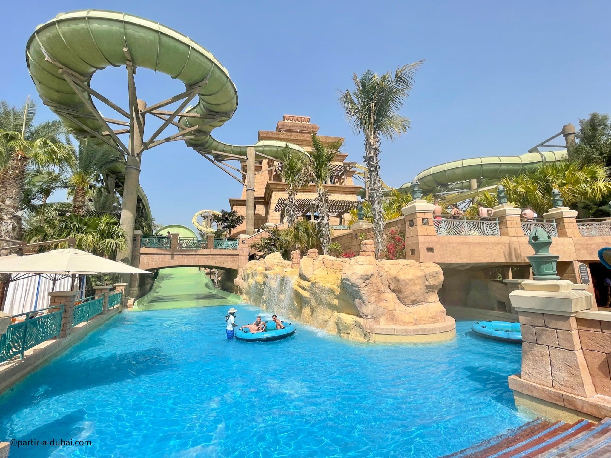 Parc aquatique avec toboggans et piscines à Dubai