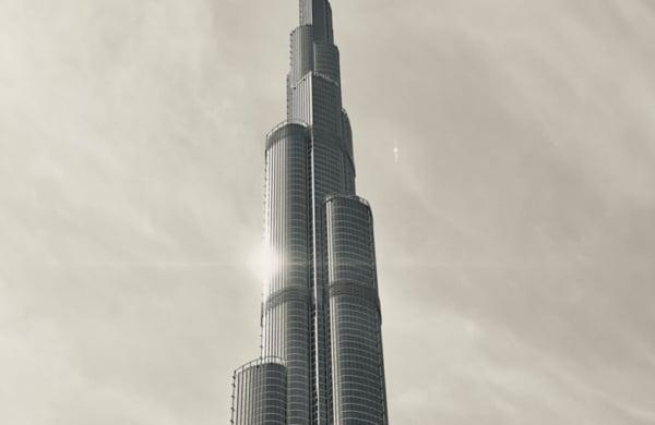 Burj Khalifa avec le soleil qui reflète sur les vitres.