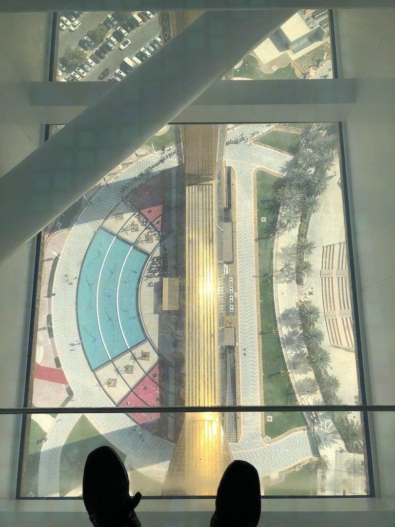 Vue du bas au Dubai Frame