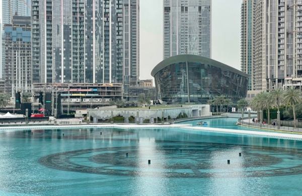 L'opéra de Dubai se trouve au bord des fontaines et du Burj Khalifa