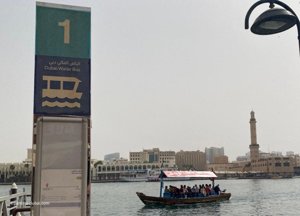 Station Dubai Water Bus pour attendre un abra à Dubaï 