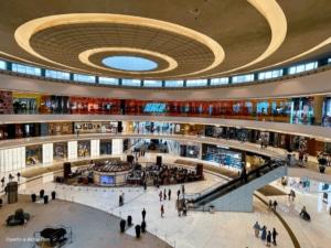 Un des nombreux niveaux du Dubai Mall, le plus grand centre commercial du monde, avec le Nike Town.