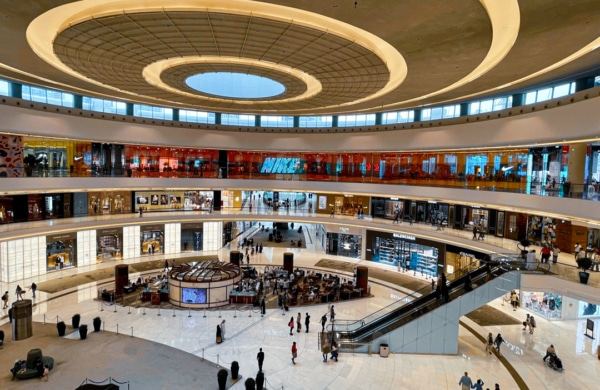 Un des nombreux niveaux du Dubai Mall, le plus grand centre commercial du monde, avec le Nike Town.