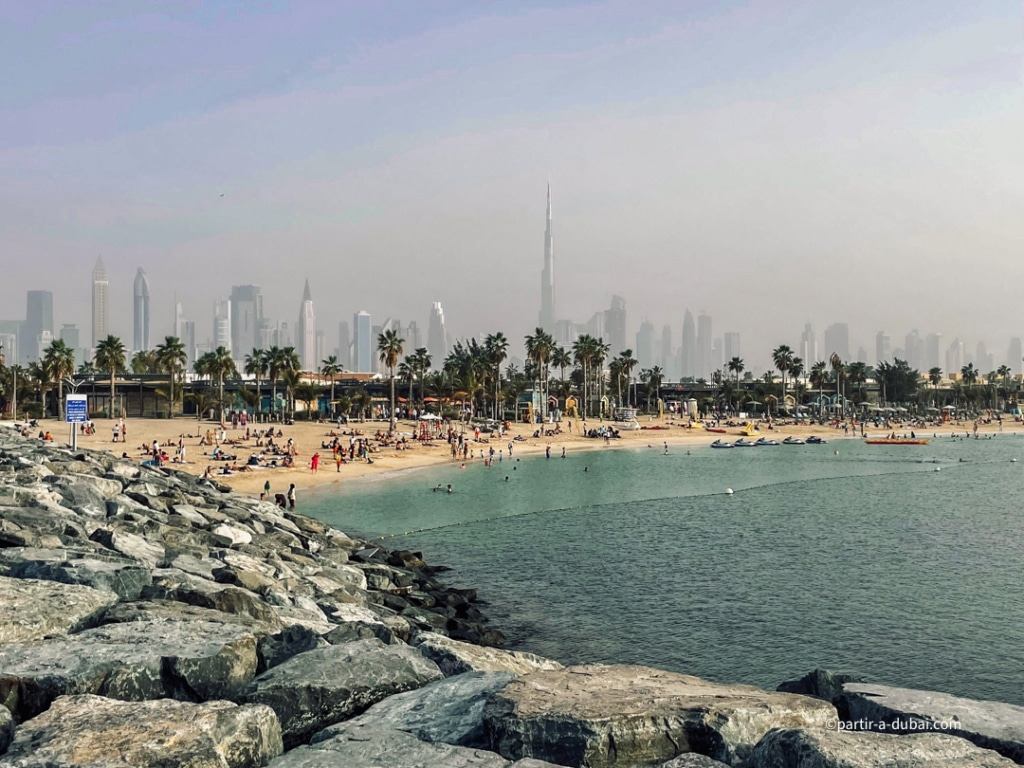 Vue du Burj Khalifa depuis la plage "La Mer" à Dubai