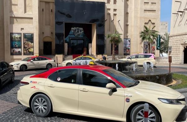 Des taxis à Dubai. Ils attendent des personnes à la sortie de lieux touristiques