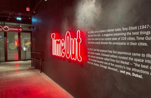 Time Out Market est un food court qui propose diverses cuisines : asiatique, mexicaine, américaine... à différents stands