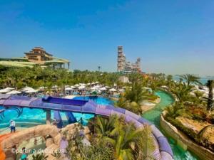 Vue de haut sur le parc aquatique Aquaventure à Dubai