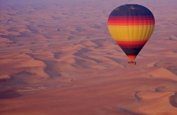 Montgolfière au dessus du désert de Dubaï