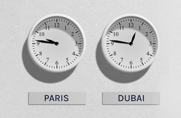 Horloge indiquant le décalage horaire entre Paris et Dubaï