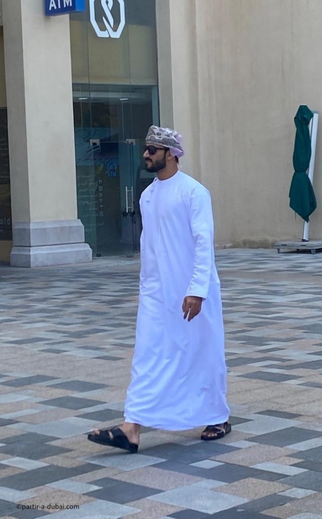 Traditional attire worn by men in Dubai: a long white tunic and a turban