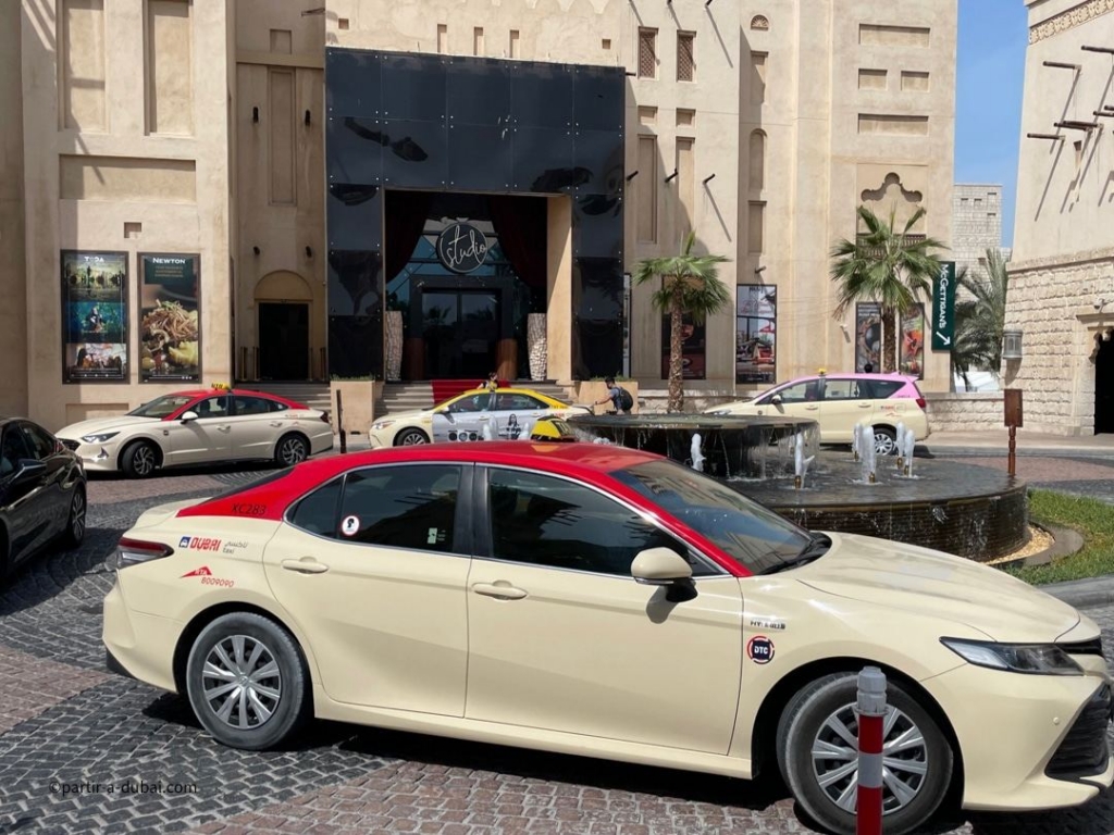 Taxis in Dubai. They wait for passengers at the exits of tourist attractions